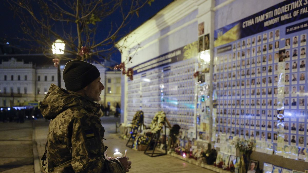 Ukraińcy zbierają się przy murze pamięci w Kijowie