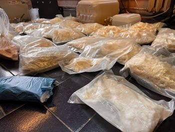 Elbląg: Kryminalni zaskoczyli dilerów podczas mieszania towaru. Przejęto 50 kg różnych narkotyków