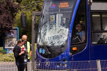 Zderzenie tramwaju i busa we Wrocławiu. Cztery osoby ranne, jedna w ciężkim stanie
