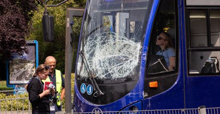 Zderzenie tramwaju i busa we Wrocławiu. Cztery osoby ranne, jedna w ciężkim stanie