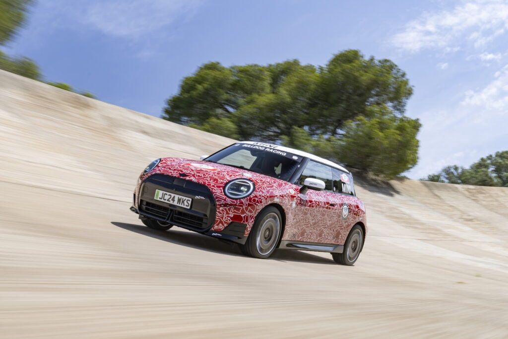 Mini JCW E w kamuflażu