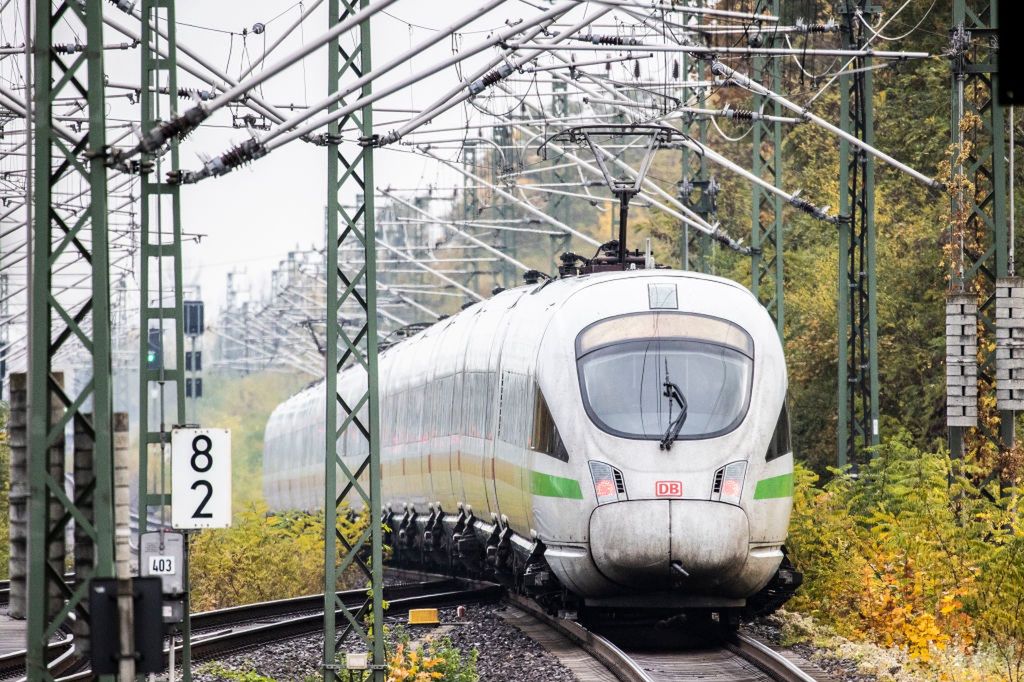Pociąg Deutsche Bahn. Zdjęcie ilustracyjne