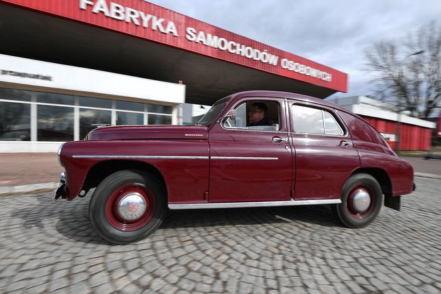 Warszawa, 30.03.2023. Na zdjęciu z 27 bm. samochód FSO Warszawa na terenie dawnej Fabryki Samochodów Osobowych w Warszawie. 50 lat temu, 30 marca 1973 r. zakończono produkcję samochodów Warszawa. (jm) PAP/Marcin Obara ***Zdjęcie do depeszy PAP pt. Robert Brykała: 50 lat temu zakończono produkcję samochodu FSO Warszawa***