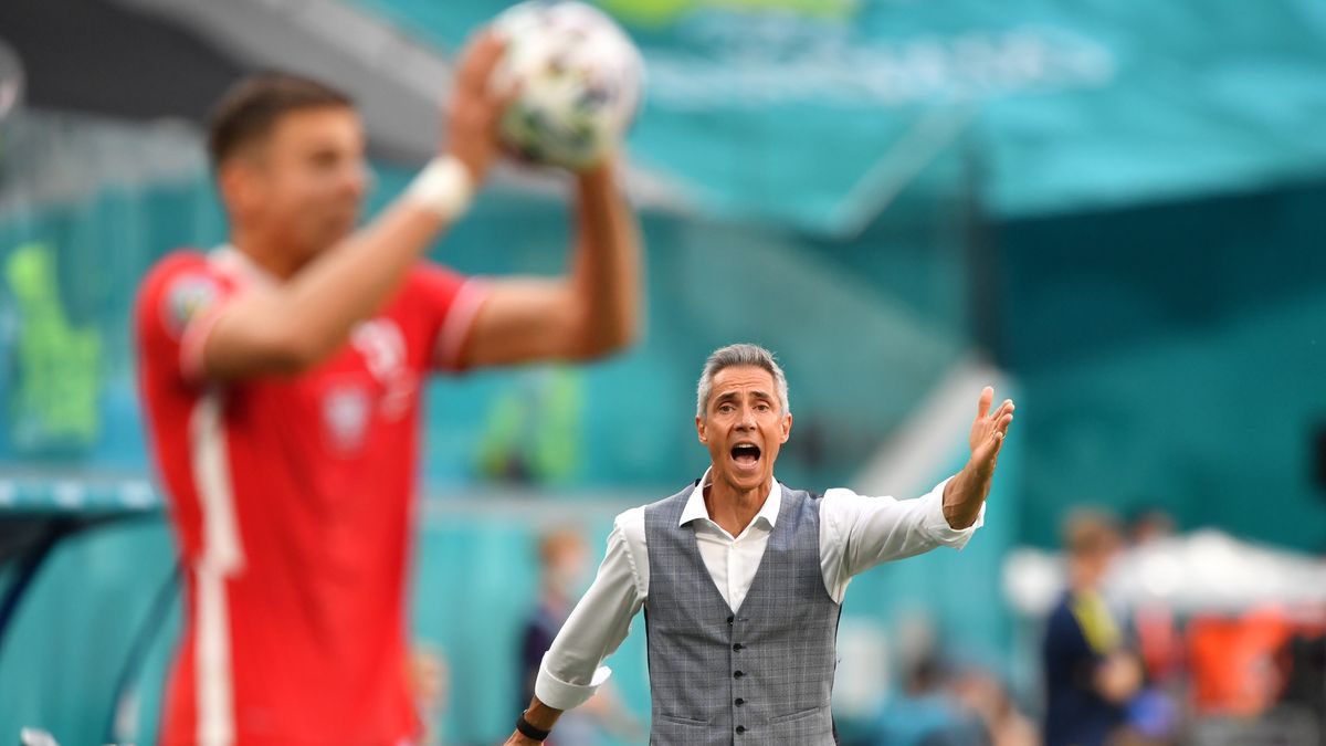 Sankt Petersburg, Rosja, 23.06.2021. Piłkarskie mistrzostwa Europy - Euro 2020. Trener reprezentacji Polski Paulo Sousa (C) podczas meczu grupy E ze Szwecją, 23 bm. w Sankt Petersburgu. (gj) PAP/Adam Warżawa