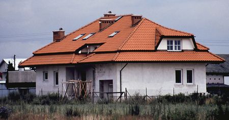 Małe domy i projekty z oddzielnym garażem - sprawdź, jak budują Polacy