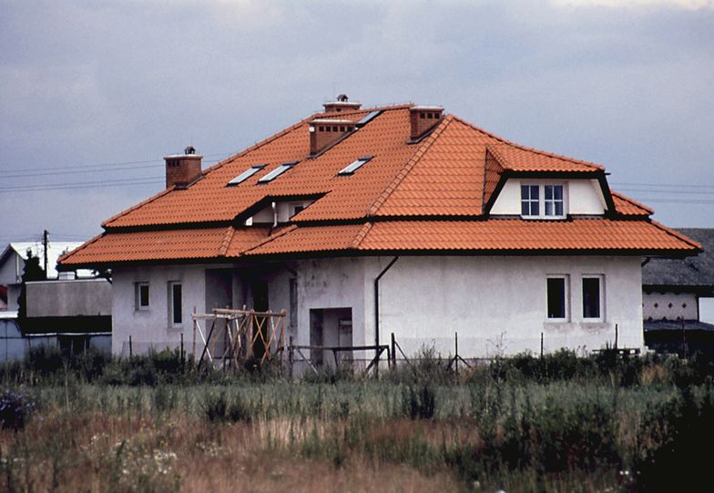 Małe domy i projekty z oddzielnym garażem - sprawdź, jak budują Polacy