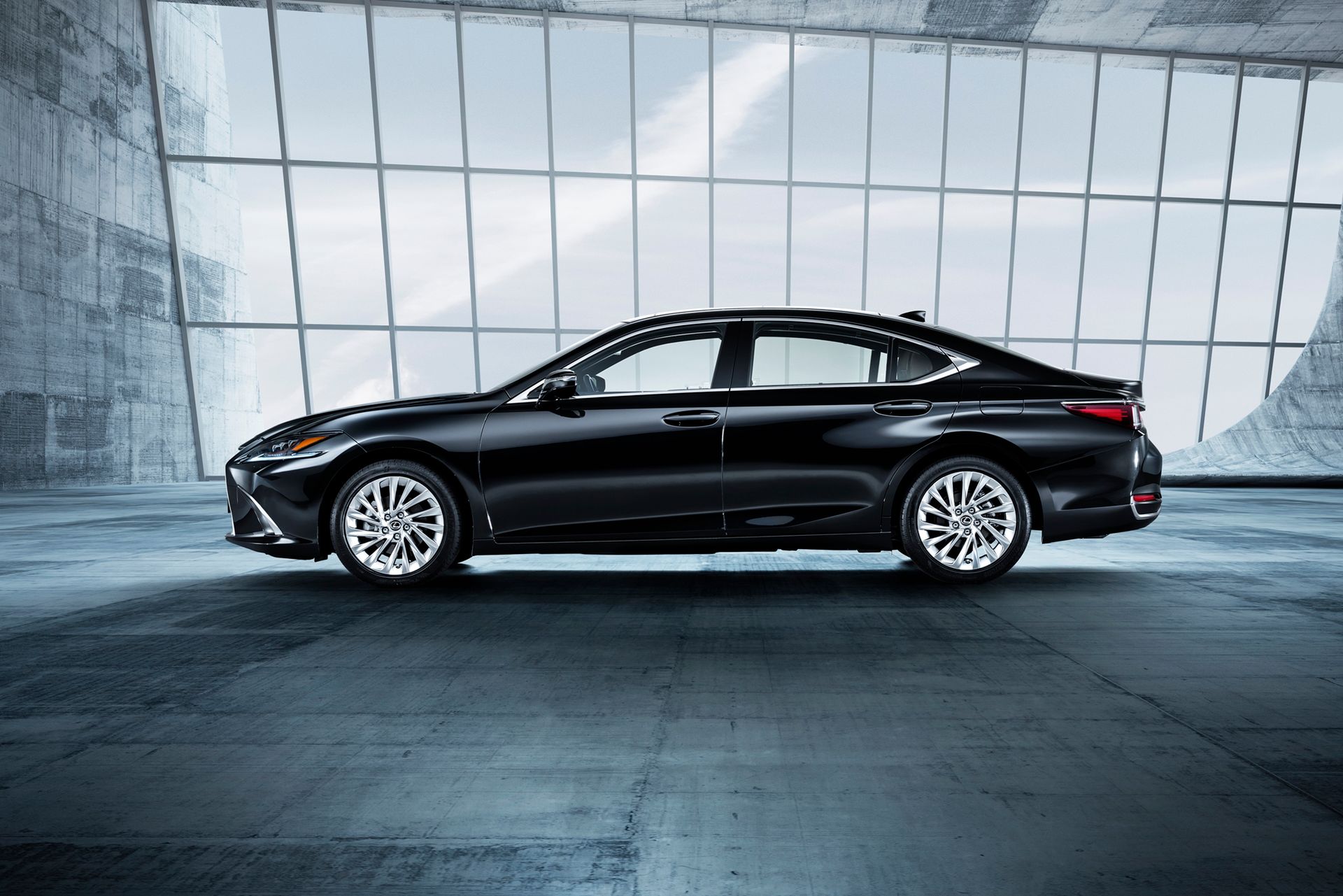 Lexus ES jest większy od oferowanego dotychczas modelu GS.