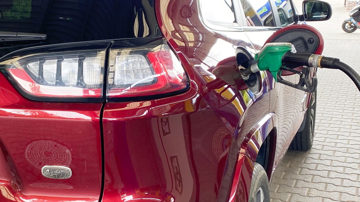 Tankowanie tańsze o 20-30 gr na litrze? Takie są cele rządu.