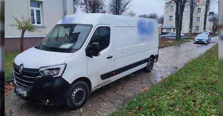 22-latek potrącił pieszego przy manewrze cofania – mężczyzna w szpitalu