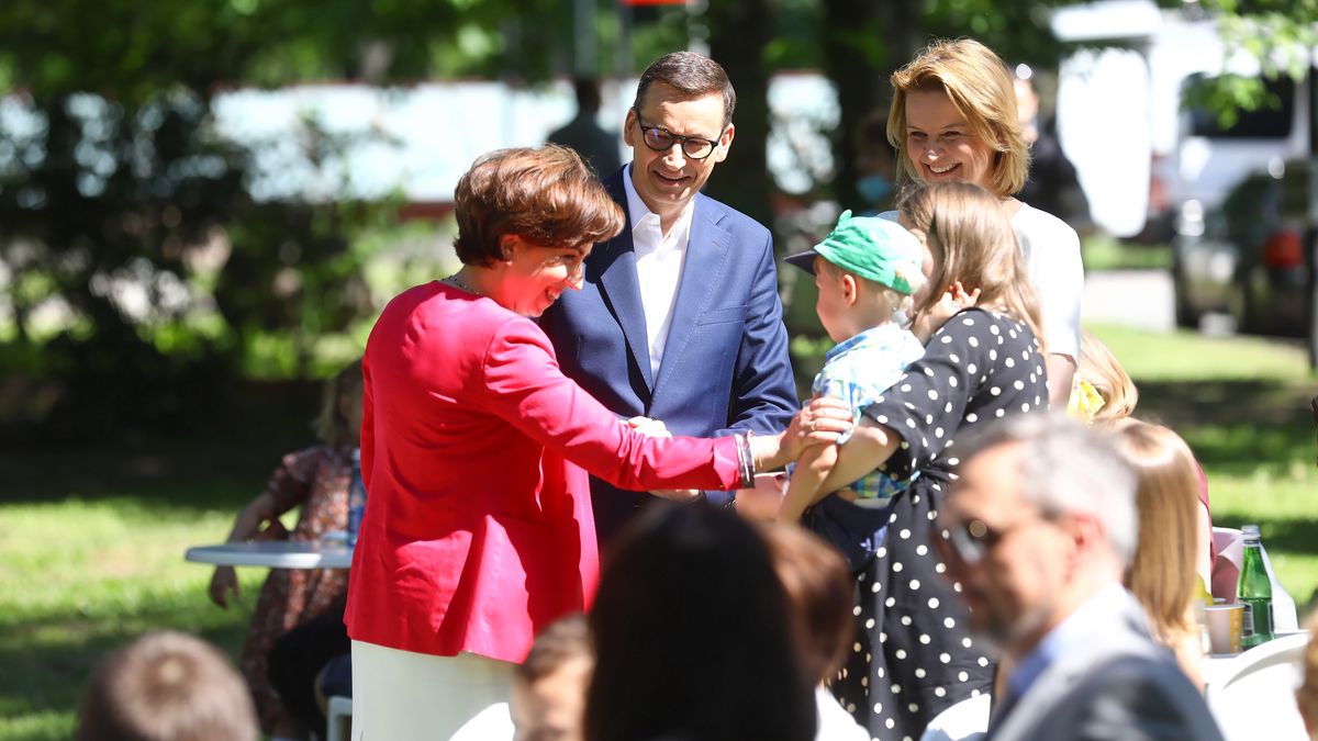 Warszawa, 17.06.2021. Minister rodziny i polityki społecznej Marlena Maląg (L), premier Mateusz Morawiecki (C) oraz  pełnomocnik rządu ds. polityki demograficznej Barbara Socha (P) podczas briefingu prasowego w ogrodach Zamku Ujazdowskiego w Warszawie, 17 bm. Podczas spotkania ogloszono Projekt Strategii Demograficznej 2040. (kf) PAP/Rafał Guz