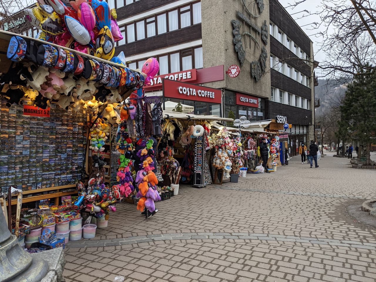 Zakopane. Krupówki zalane tandetą. "Trzeba wymyślać cuda na kiju, bo ciupagi już nie wystarczają "