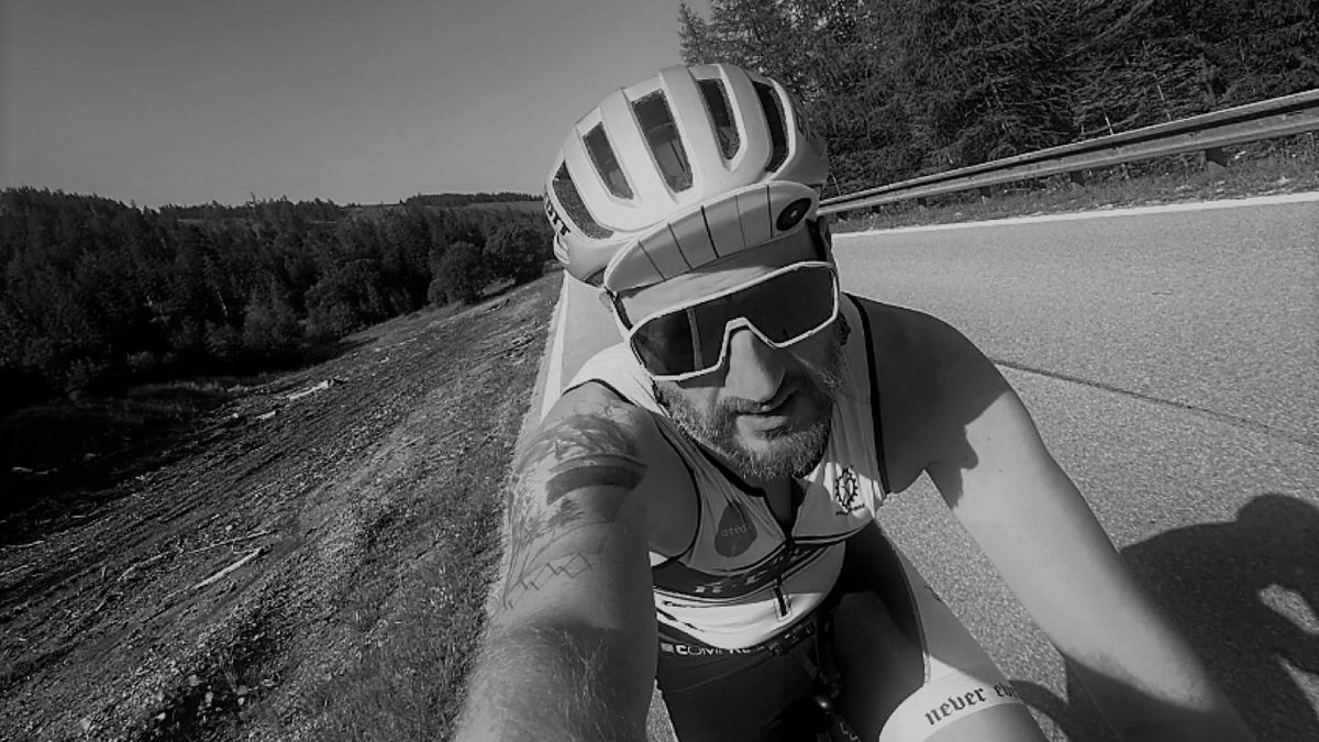 Triatlonista zginął w trakcie treningu kolarskiego. 