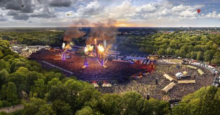 Gdzie jest Wally? Znajdź 3 gości w czapce na gigapanoramie z koncertu Rammstein
