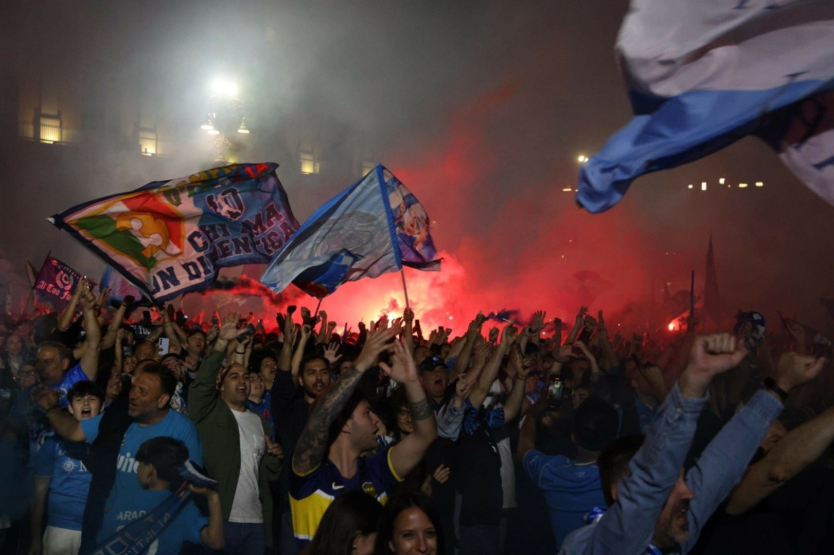 Tak Neapol świętuje Scudetto dla Napoli: Race, podrzucanie Conte, napis "Again"