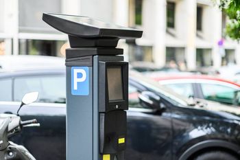 Jasło: Ruszyła budowa strefy kiss&ride przy SP nr 2