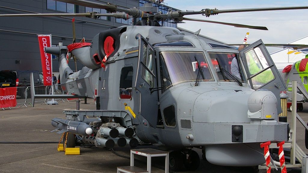 Inne ujęcie wyrzutni Martletów. W kopule na dziobie śmigłowca zn