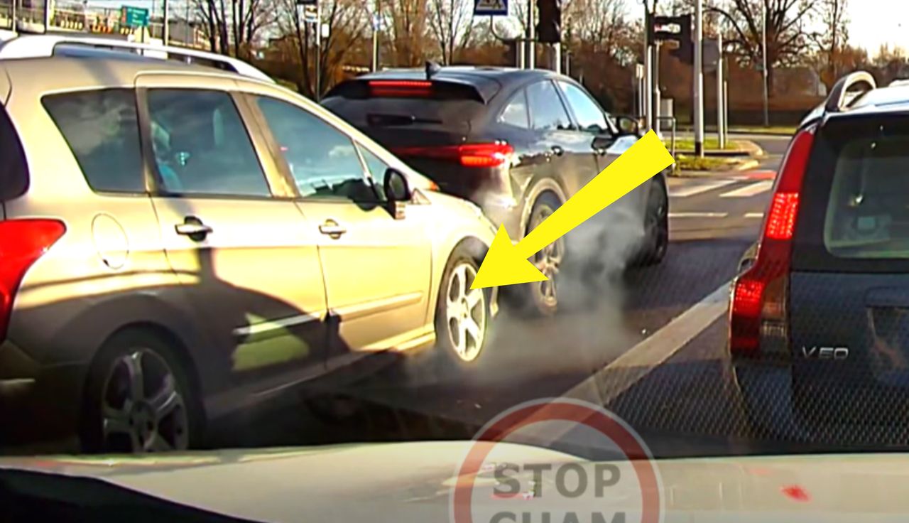 Sceny na czerwonym. Spójrzcie na koło peugeota. Ludzie aż parsknęli