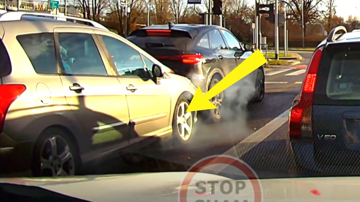 Nagranie z Poznania. Uderzył w audi.