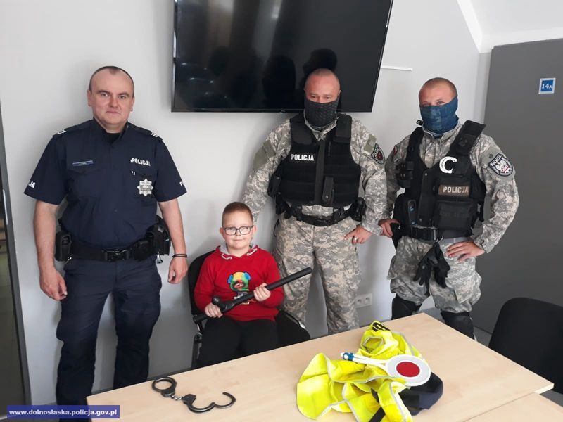Dolny Śląsk. 7-latek wręczył prezent policjantom. Podziękował za odwiedziny w czasie kwarantanny