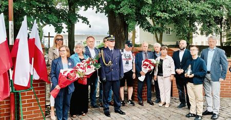Ostróda uczciła pamięć Ofiar Rzezi Wołyńskiej. Kwiaty i znicze pod tablicą pamięci