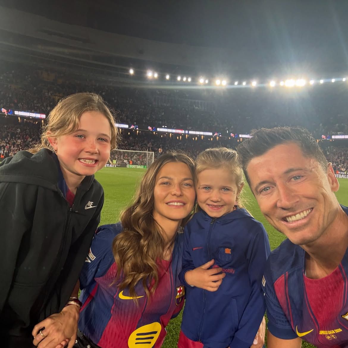 Anna i Robert Lewandowscy z córkami
