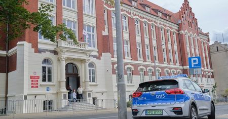 Ewakuacja szkoły. Uczniowie i nauczyciele w kilka minut opuścili budynek i udali się w bezpieczne miejsce