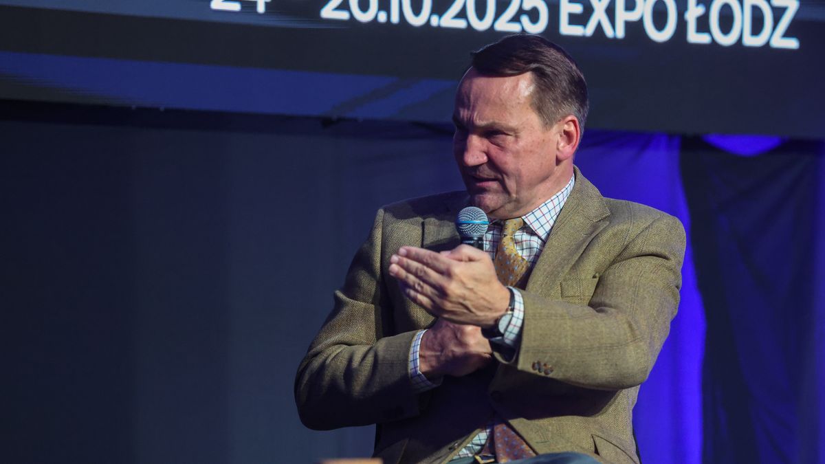 Łódź, 25.10.2025. Wicepremier, minister spraw zagranicznych Radosław Sikorski podczas rozmowy "Radosław Sikorski: Europejskie bezpieczeństwo w czasie niepewności" w ramach 12. edycji Forum Igrzyska Wolności - Festiwal Idei w Łodzi, 25 bm. Hasło tegorocznej edycji wydarzenia to ?Czas niepewności". (aldg) PAP/Marian Zubrzycki