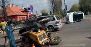 Płońsk: Zderzenie trzech pojazdów na DK50. Auto i traktor na boku
