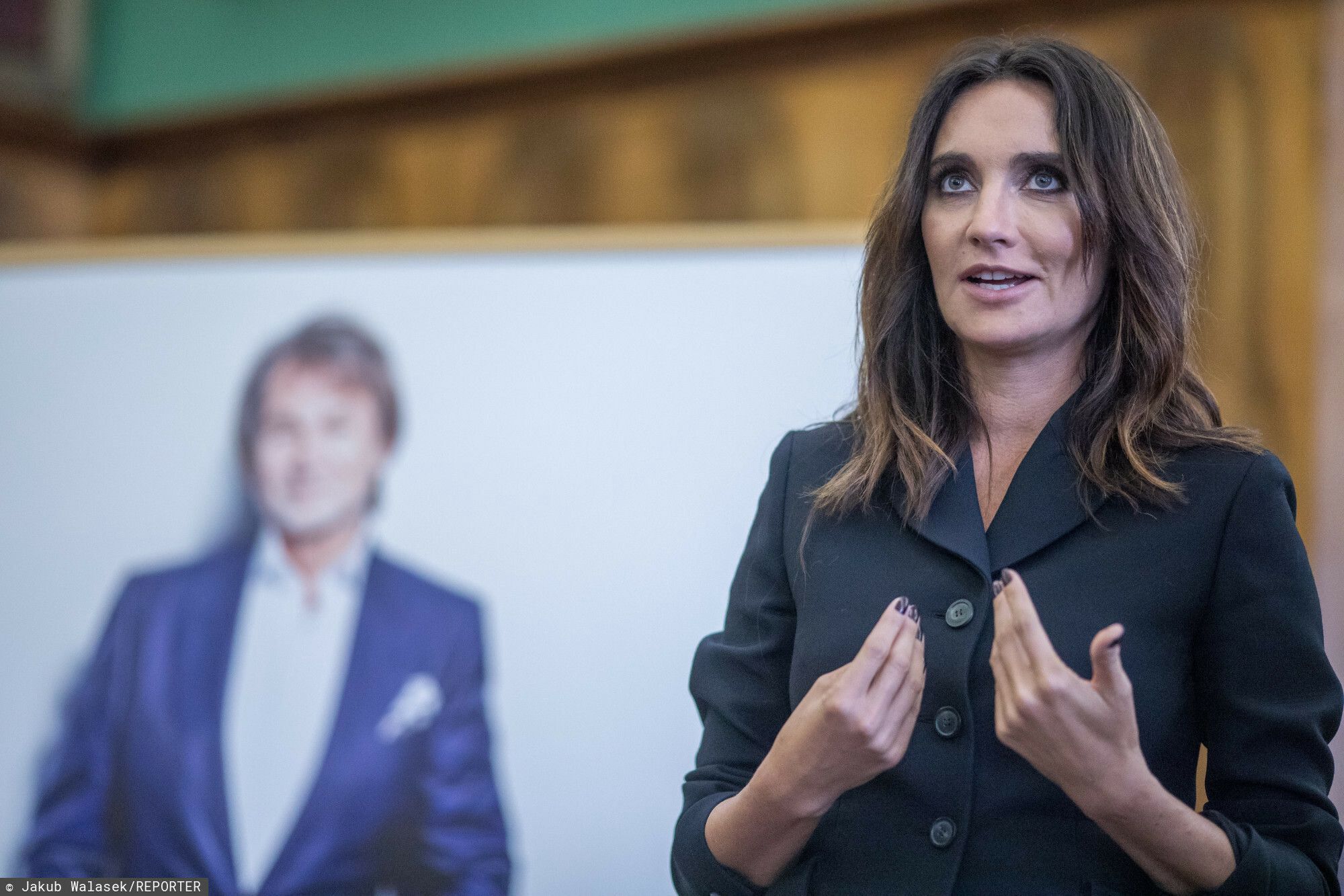Dominika Kulczyk na tle zdjęcia ojca