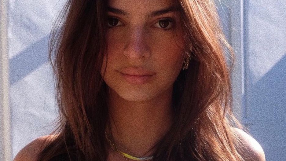 Emily Ratajkowski opływa w luksusach.