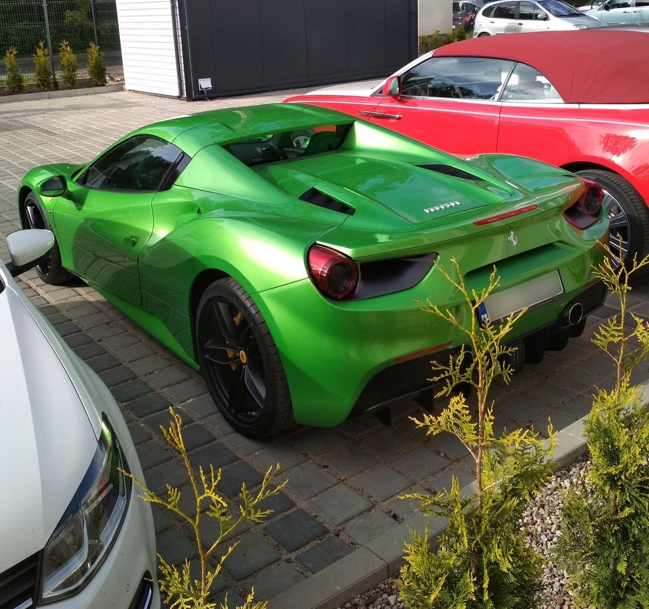 Skradzione ferrari 488 spider (fot. Maciej via facebook.com/carspottingzp/)