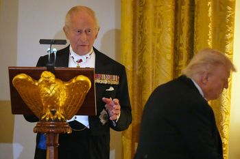 "Mówilibyście po francusku". Król Karol III żartuje z Trumpa podczas uroczystej kolacji