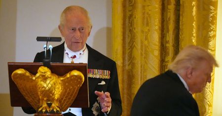 "Mówilibyście po francusku". Król Karol III zakpił z absurdalnych tez Trumpa