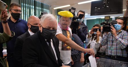 Wybory 2020. Jarosław Kaczyński zagłosował. Towarzyszył mu nieproszony gość