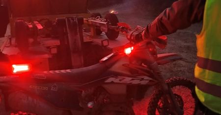 Motocyklista potrącił strażnika leśnego podczas nielegalnego rajdu w Bukowicy