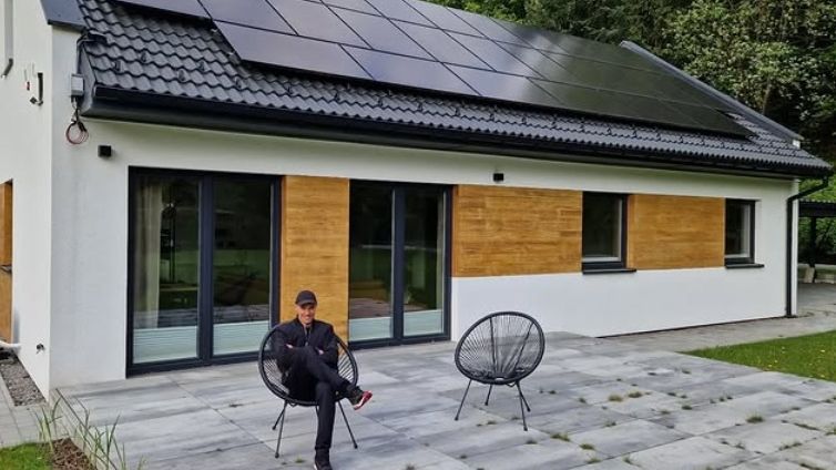 Piotr Żyła przed domem