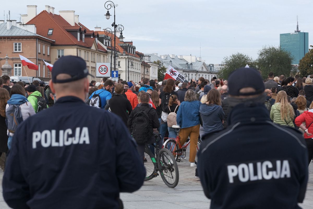 Koronawirus w Polsce. W sobotę w całym kraju odbywały się protesty antycovidowców. Policjanci wystawili ponad 200 mandatów