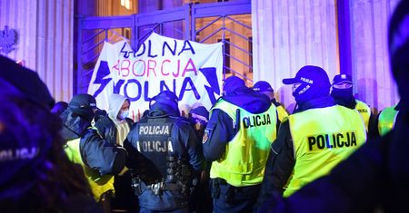 Strajk Kobiet przed MEN. Czarnek: mamy problem pod bramą