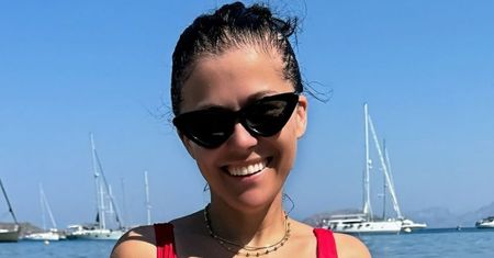 Katarzyna Cichopek, ubrana w czerwone bikini, wyłania się z morza niczym Afrodyta. Tak bawi się na greckich wakacjach (FOTO)