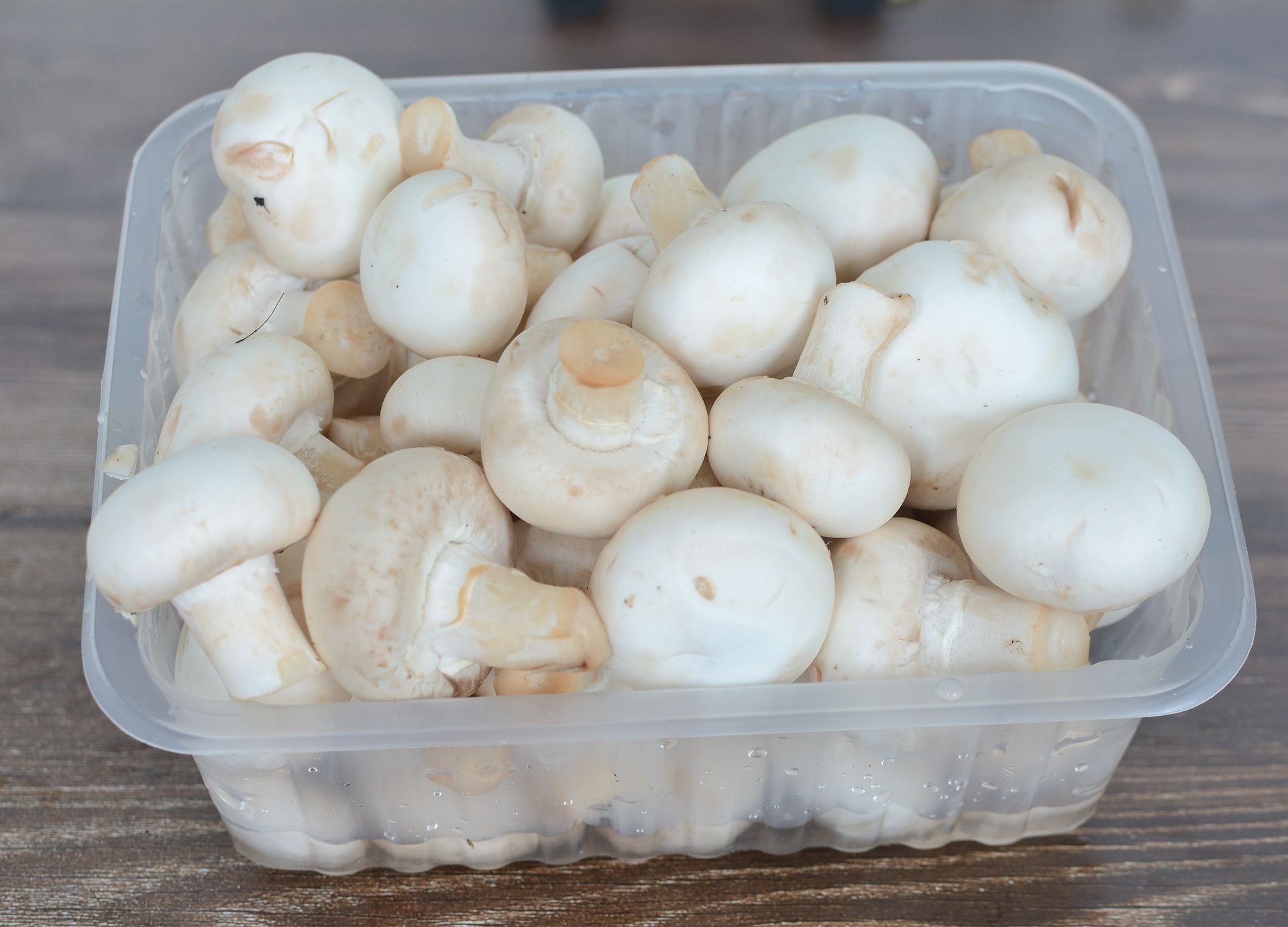 Pieczarki przechowuj w ten sposób. Dłużej pozostaną jędrne, białe i smaczne