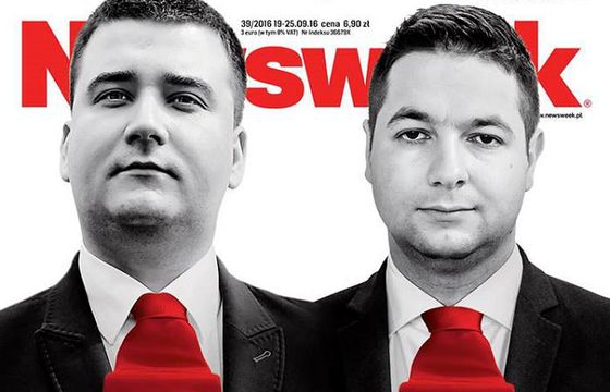 Okładka „Newsweeka” z Misiewiczem i Jakim według koncepcji plakatu teatralnego wbrew woli jego autora