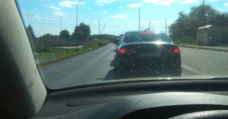 Awaria rogatek na przejeździe kolejowym w Motyczu. Kierowcy omijają je bokiem