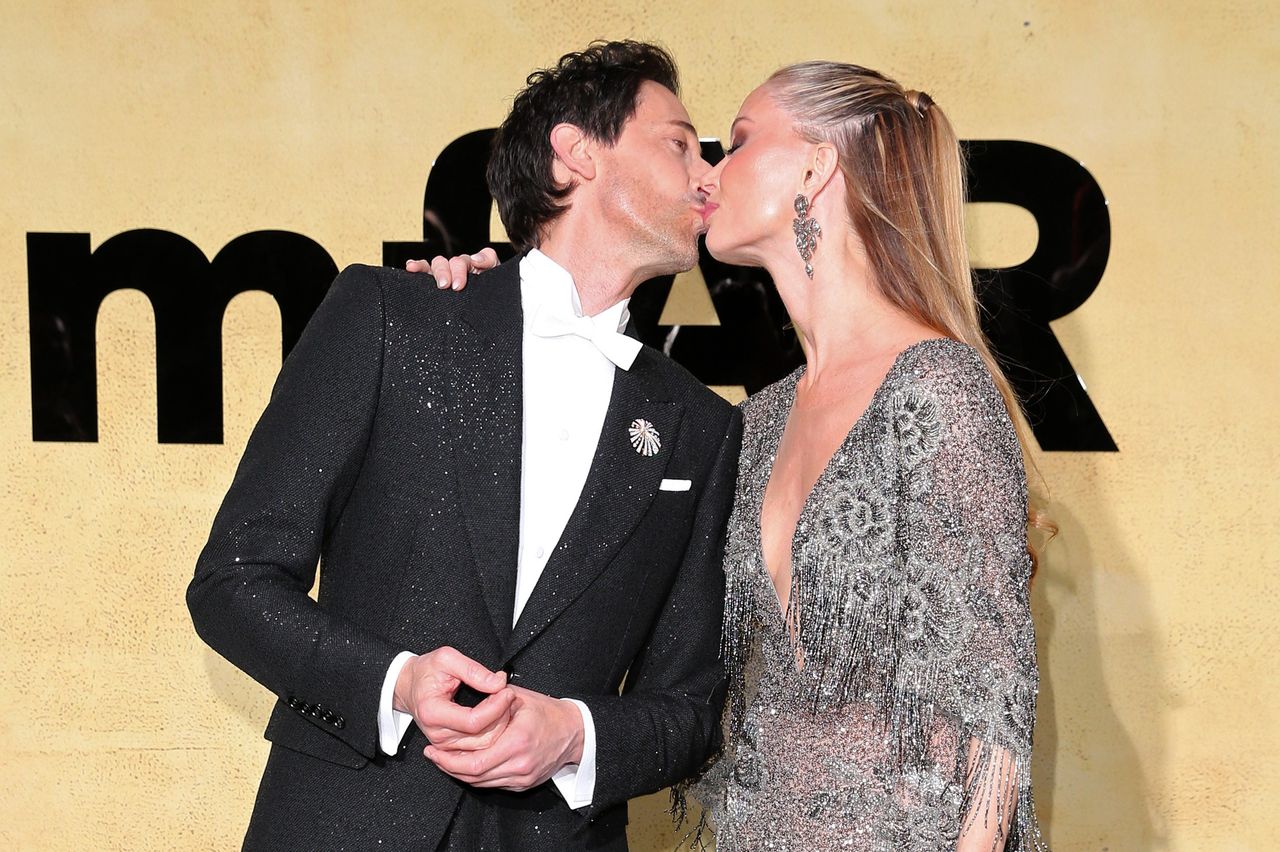 Adrien Brody i Georgina Chapman wymieniają czułości na ściance