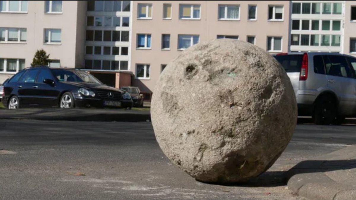 Betonową kulę można spotkać w różnych miejscach osiedla