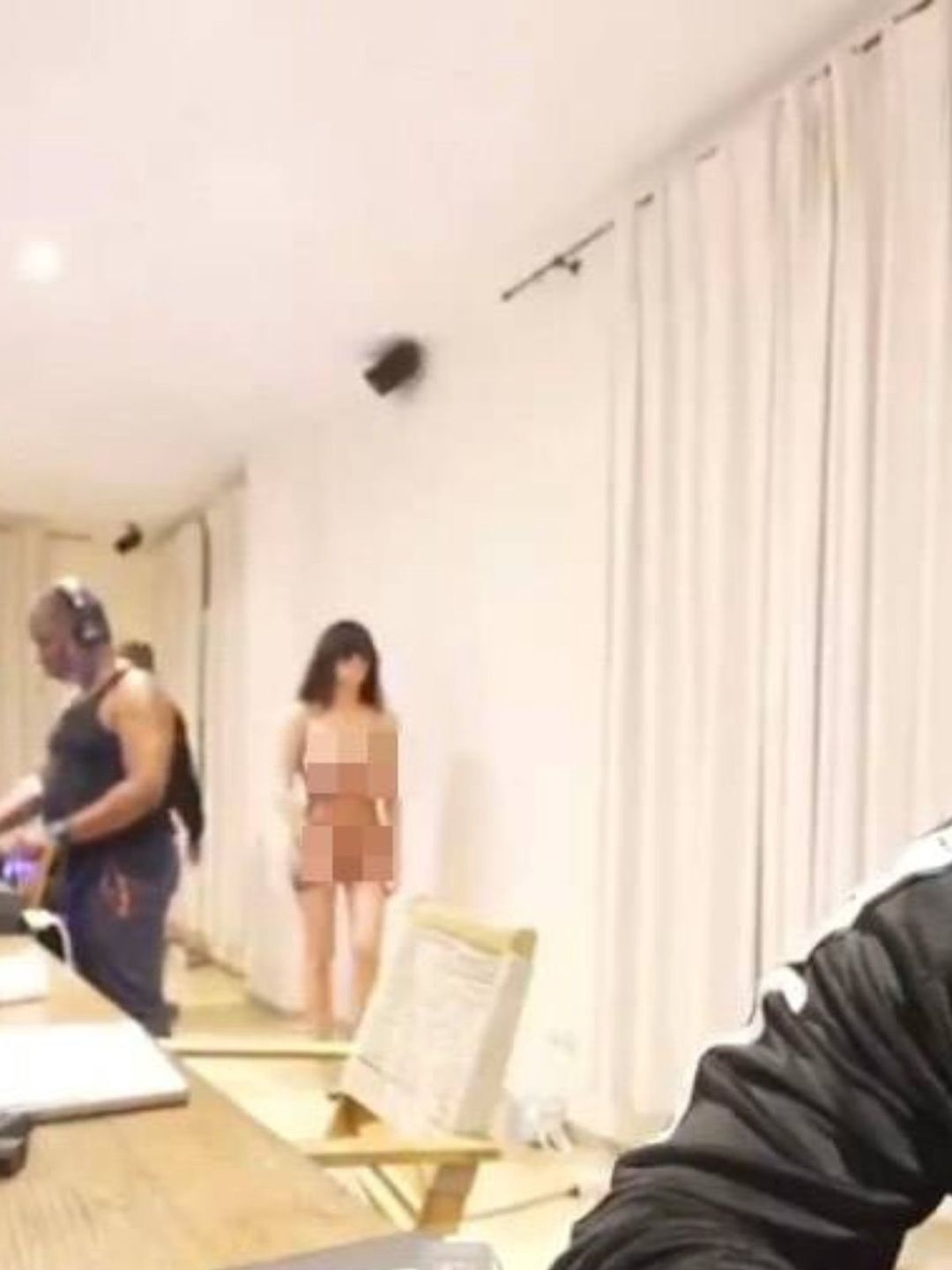 Bianca Censori paraduje prawie nago 