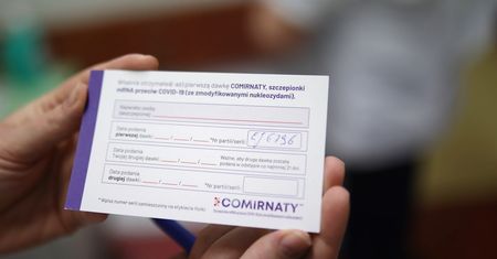 Nie publikuj zaświadczenia o szczepieniu przeciw COVID-19 w internecie. Eksperci ostrzegają