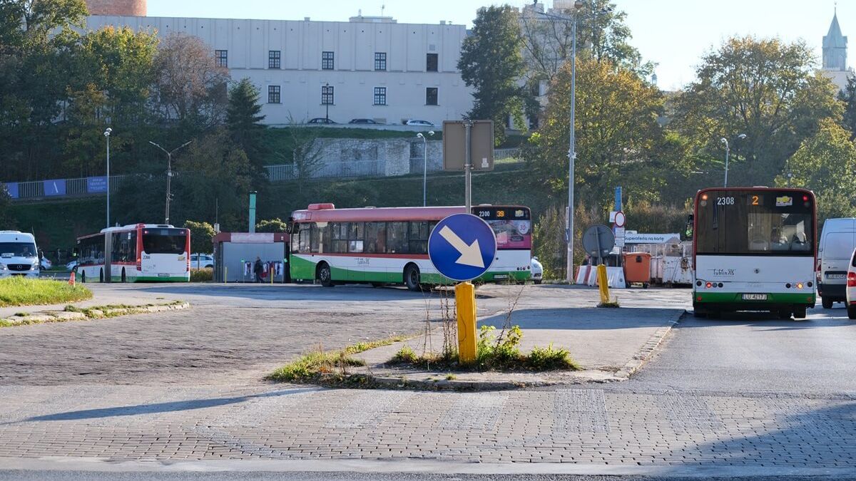 Autobusy skracające sobie trasę przez stary dworzec autobusowy (ul. Cerkiewna)