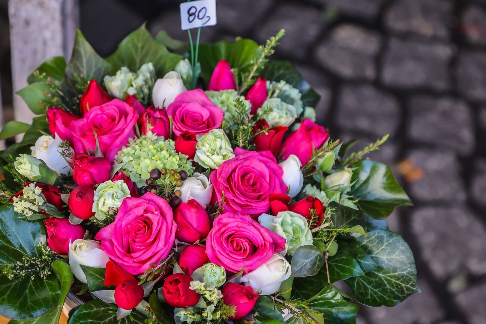 Z danych firmy Euroflorist wynika, że w 2023 roku niemal 13 proc. wszystkich wysyłanych bukietów było zamawianych właśnie na Dzień Matki, co czyni to święto najważniejszym wydarzeniem florystycznym po urodzinach. Co ciekawe, liczba wysyłanych wtedy bukietów była trzykrotnie wyższa niż w Walentynki.