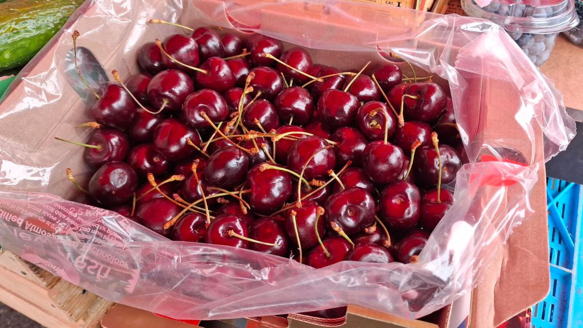 Czereśnie na targowisku w Świdniku