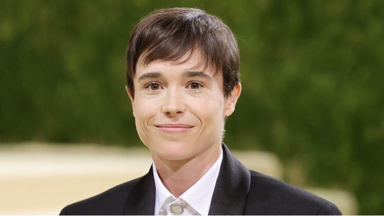 Elliot Page pozuje bez koszulki przed lustrem 